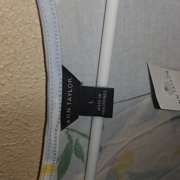 Ann Taylor Floral Puff Sleeve Faux Wrap Top - NWT - large - Picture 4 of 6